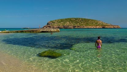 Aguas transparentes en Cala Conta, Ibiza.