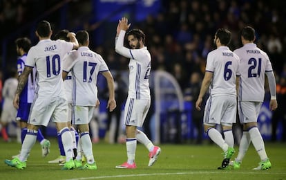 Isco celebra con sus compañeros después de marcar un gol.