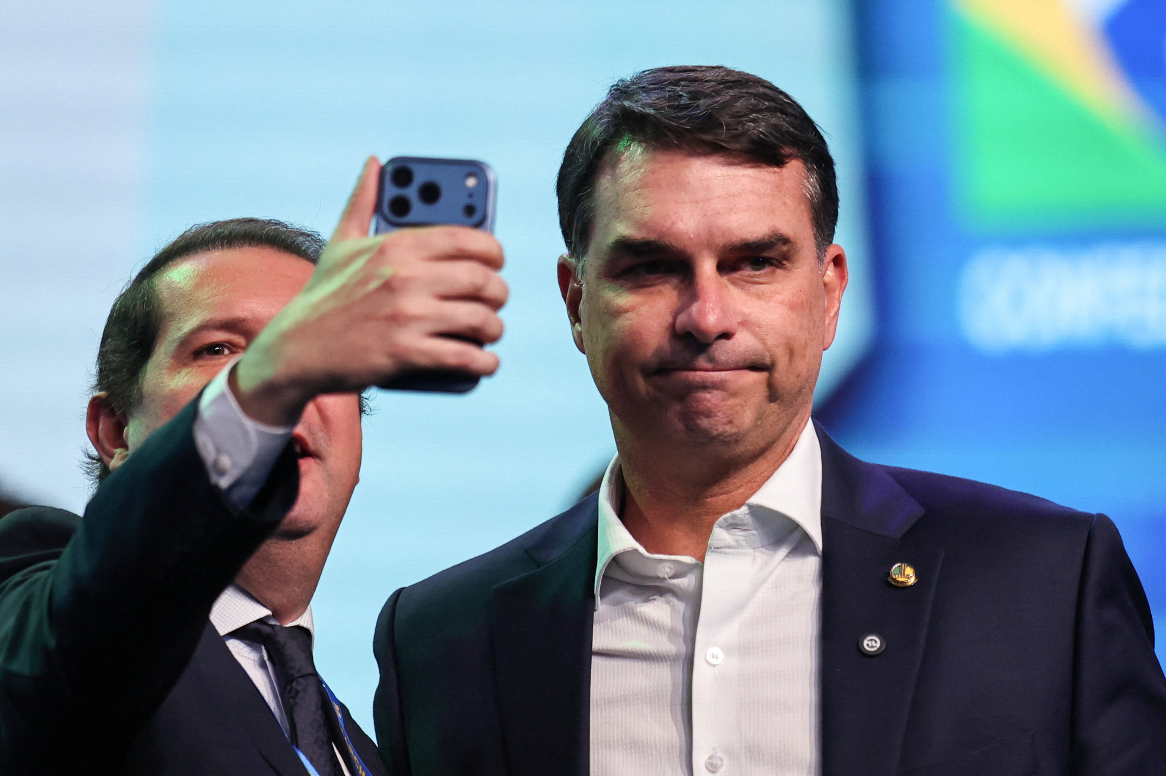 El banquero, la película y el escándalo que amenaza la candidatura de Bolsonaro hijo