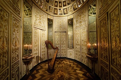 A mirrored room from 18th-century Italy is seen within the Victoria and Albert museum's new "1600-1815" galleries in London on December 7, 2015. The V&A's seven new gallery areas hold nearly 1,100 objects and will open to the public on 9 December, 2015. 
AFP PHOTO / LEON NEAL