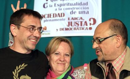 Juan Carlos Monedero con Luis &Aacute;ngel Aguilar, del &aacute;rea de laicidad del c&iacute;rculo de espiritualidad de Podemos, y una asistente al acto.