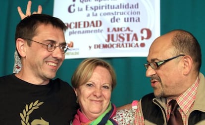Juan Carlos Monedero con Luis Ángel Aguilar, del área de laicidad del círculo de espiritualidad de Podemos, y una asistente al acto.