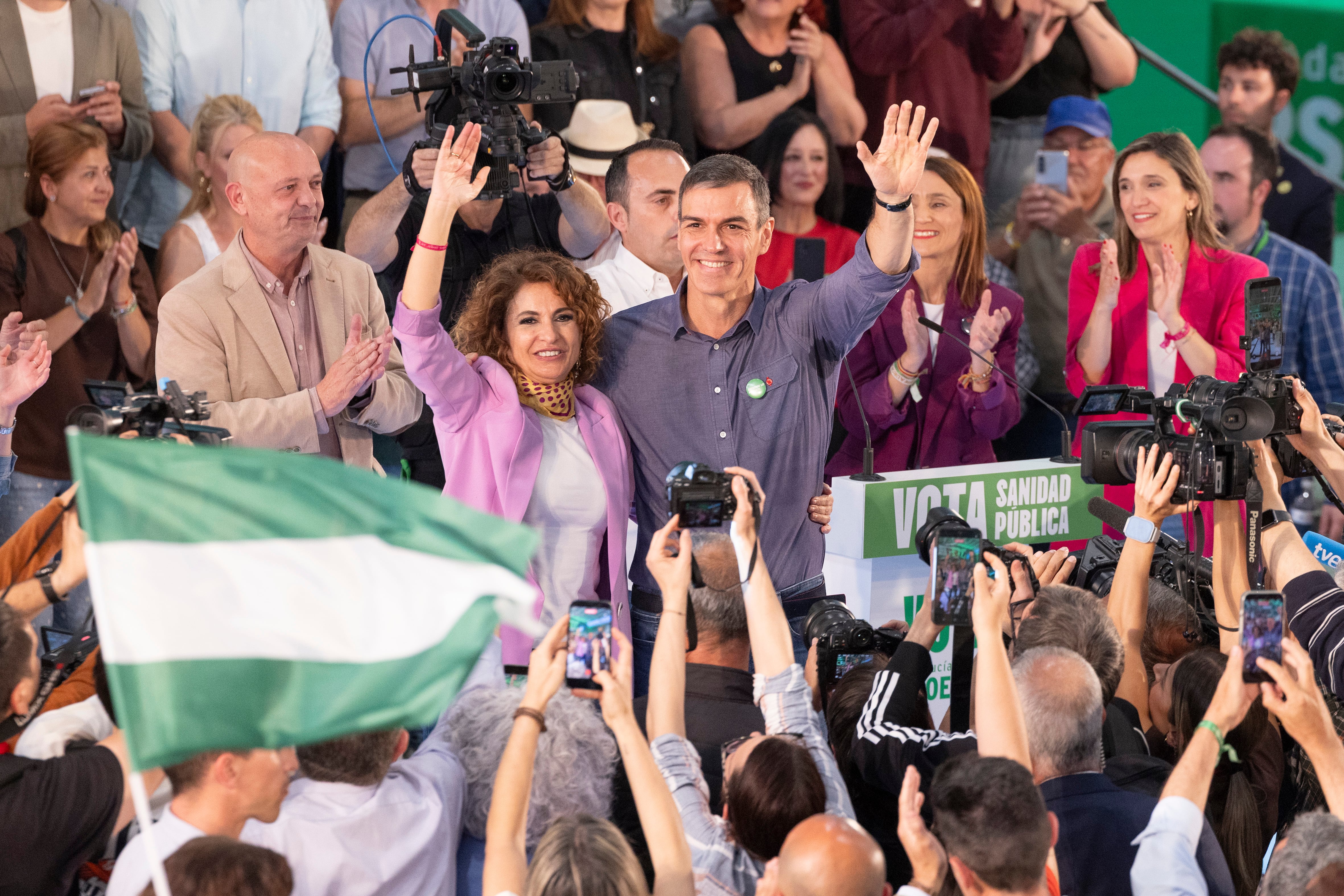 María Jesús Montero y Pedro Sánchez en el mitin del PSOE en Pulianas (Granada), este miércoles.
