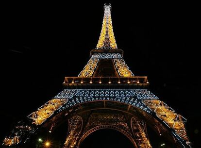 Miles de bombillas alumbran la Torre Eiffel.