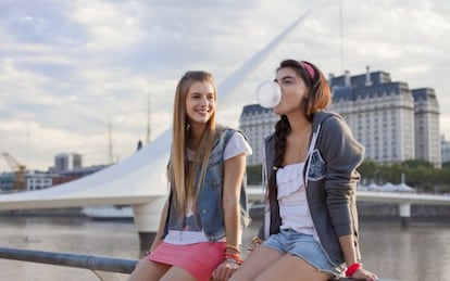 Dos chicas ante el Puente de la Mujer de Buenos Aires, proyectado por Santiago Calatrava.