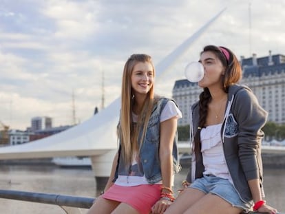 Dos chicas ante el Puente de la Mujer de Buenos Aires, proyectado por Santiago Calatrava.