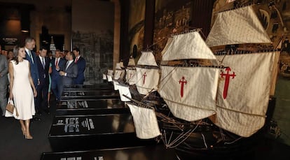 Doña Letizia y Don Felipe, ante las maquetas de las cinco naos de la expedición de Magallanes y Elcano, durante su recorrido por la exposición en Sevilla.