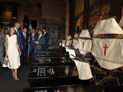 Doña Letizia y Don Felipe, ante las maquetas de las cinco naos de la expedición de Magallanes y Elcano, durante su recorrido por la exposición en Sevilla.