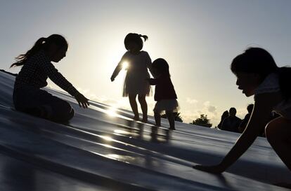 Varias niñas juegan un tobogán en el parque costero de Hitachi, en Hitachinaka, prefectura de Ibaraki, al norte de Japón.Los ciudadanos disfrutan del día soleado durante la celebración del Día de la Cultura, una festividad nacional.