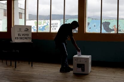Un hombre emite su voto en la zona de Toacaso.