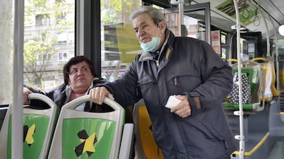 Un hombre con mascarilla en un autobús urbano de Vitoria.