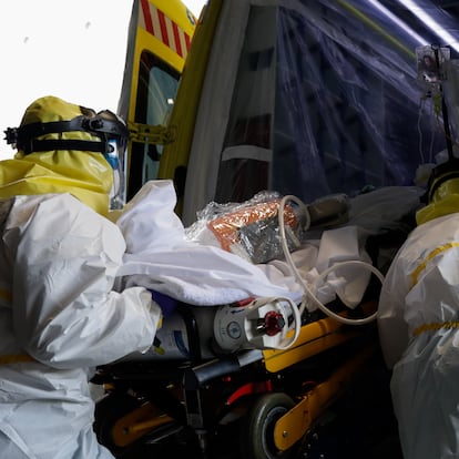 Sanitarios del SUMMA protegidos con un traje protector frente al Covid-19 trasladan a un paciente desde la UVI de IFEMA al interior de la unidad móvil para su posterior traslado al Hospital Puerta de Hierro, durante un día de trabajo del Servicio de Urgencia Médica (SUMMA 112) en el estado de alarma decretado por el Gobierno por la pandemia del coronavirus, en Madrid (España) a 26 de abril de 2020.
27 ABRIL 2020 SANIDAD;SISTEMA SANITARIO;CORONAVIRUS;PANDEMIA;COVID-19;PACIENTES;ENFERMEDAD;
Jesús Hellín / Europa Press
26/04/2020