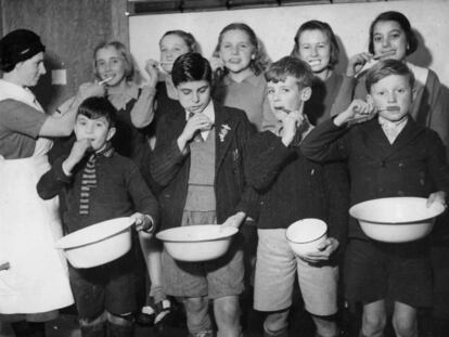 8 de enero de 1941: cepillado diario de niños evacuados por los bombardeos de Londres a Aldingbourne, Sussex. Ahora quieren cambiar la monja por un robot.
