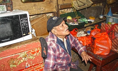 Braulio tiene 74 años, es ciego y enviudó hace un año. No tiene familia. Sobrevive en su chabola gracias a lo que logra mendigando en el centro de la ciudad y las ayudas que recibe por parte de la asociación Vidas Plenas.