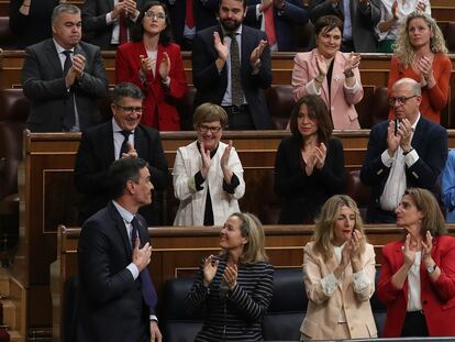La bancada del PSOE aplaude a Pedro Sánchez durante la segunda sesión de la moción de censura, el miércoles en el Congreso.