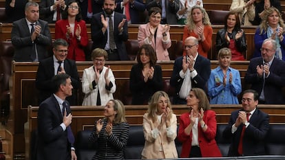 La bancada del PSOE aplaude a Pedro Sánchez durante la segunda sesión de la moción de censura, el miércoles en el Congreso.