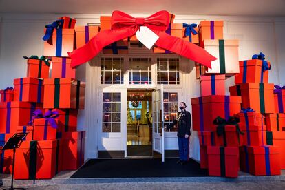 El tema escogido por Jill Biden para la decoración navideña de la Casa Blanca en su primer año como primera dama ha sido 'Gifts from the heart' y con él busca homenajear a los trabajadores de primera línea durante la pandemia. 