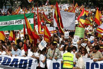 Manifestación convocada por la Asociación de Víctimas del Terrorismo ayer en Sevilla.