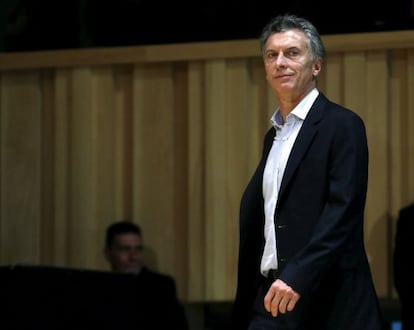 O futuro presidente da Argentina, Mauricio Macri, entra na Usina del Arte, de Buenos Aires, para dar entrevista coletiva nesta segunda-feira.