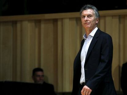 O futuro presidente da Argentina, Mauricio Macri, entra na Usina del Arte, de Buenos Aires, para dar entrevista coletiva nesta segunda-feira.