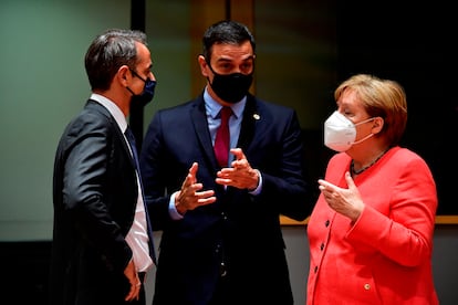El primer ministros griego, Kyriakos Mitsotakis; el presidente del Gobierno, Pedro Sánchez; y la canciller alemana, Angela Merkel, el pasado 20 de julio en Bruselas.
