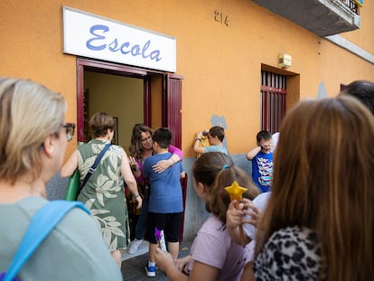 La directora de la escuela El Carme de Barcelona, se despide este jueves de los alumnos, antes de cerrar definitivamente.
