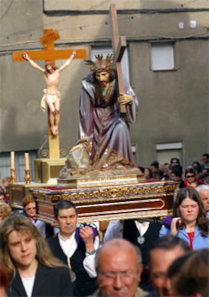 La localidad de Navaluenga revive la procesión de "Los Romances", en la que dos cuadrillas se retaron en un <i>pique</i> de coros para discernir quién recitaba mejor, más alto y más rápido los catorce romances que Lope de Vega dedico a la pasión y muerte de Jesucristo.