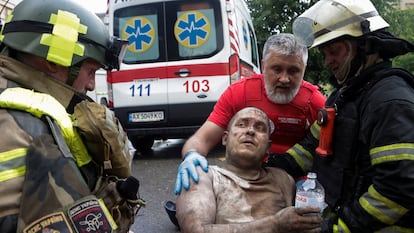 Los servicios de rescate atienden a un herido tras el ataque contra Járkov.