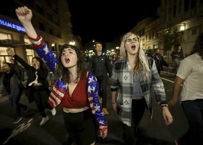 Una treintena de esos manifestantes fueron detenidos por desórdenes públicos por cortar el tráfico, de acuerdo con las autoridades. En la imagen, protesta en Oakland, California.