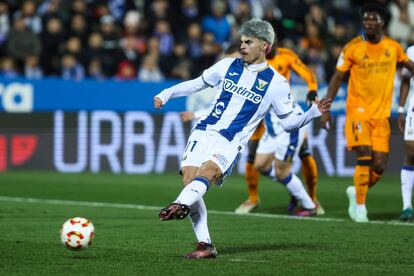 Juan Cruz Daz marca de penalti el 1-2 durante el partido de cuartos de final de la Copa del Rey ante el Real Madrid.