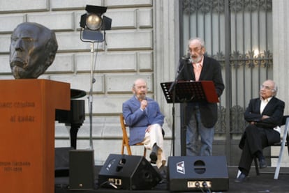 A la izquierda, los poetas José Manuel Caballero Bonald, Ángel González y Francisco Brines, en un homenaje a Antonio Machado en la Biblioteca Nacional de Madrid.