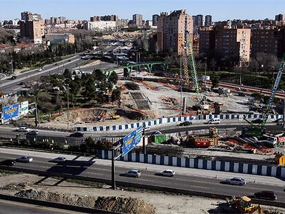 Aspecto de las obras del enlace de la M-30 con la A-3, en el barrio de Puente de Vallecas.