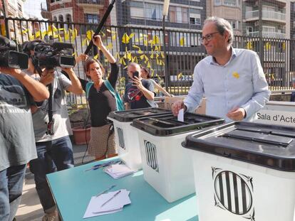 Quim Torra, diumenge, diposita un desig en una urna de l'1-O.