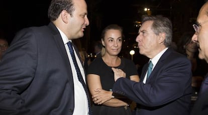 El director de la SER, Alejandro Nieto, con la alcaldesa, Sonia Castedo, y el periodista Iñaki Gabilondo en Alicante.
