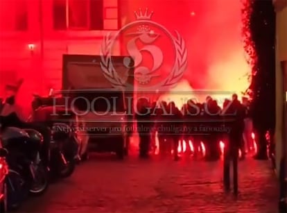 Captura de vídeo donde se muestran los disturbios entre los hinchas del Lazio y la real Sociedad, este miércoles en Roma.