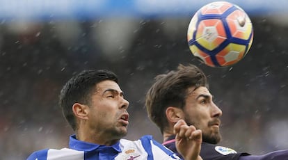 Juanfran y André Gomes pugnan por el balón.