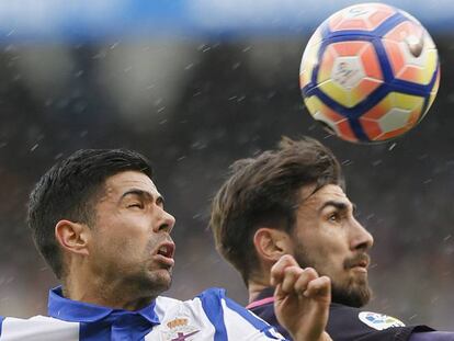 Juanfran y André Gomes pugnan por el balón.