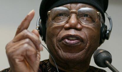 El escritor nigeriano Chinua Achebe.