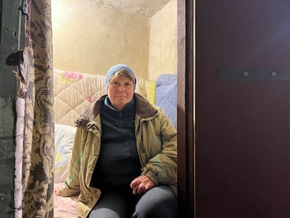 Liubov Dmitrieva, en el trastero que ha convertido en su dormitorio, en el sótano de su edificio, donde habita desde hace dos años.