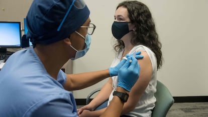 Un sanitario administra una vacuna de Moderna a una voluntaria, en agosto.