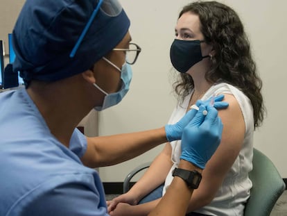 Un sanitario administra una vacuna de Moderna a una voluntaria, en agosto.