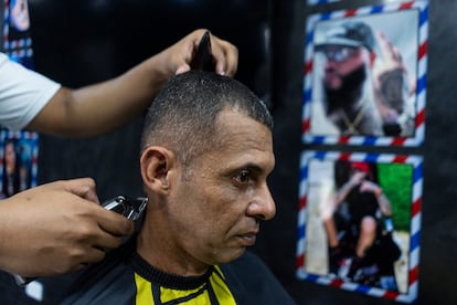 Jaime Valdiris en la barberia de su vecino, en Barranquilla, Colombia.