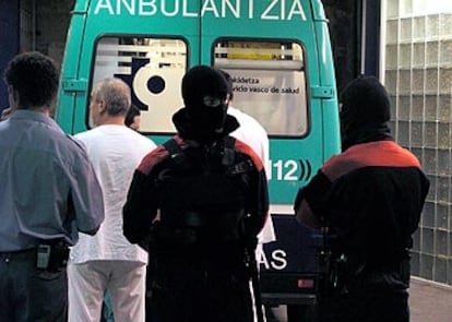 Llegada a un hospital de Vitoria de uno de los policías tiroteados ayer.