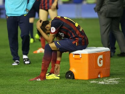 Neymar se lamenta tras la derrota en la final de Copa.