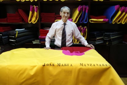 Alejandro Herguera en su taller de la calle de Esparteros ante un capote encargado por José María Manzanares.