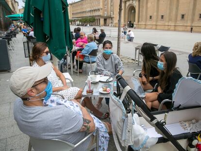 Varios ciudadanos tomando café en una terraza en la plaza del Pilar.