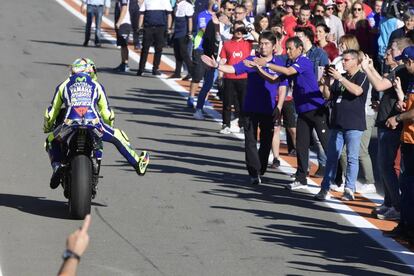 El piloto italiano de Movistar Yamaha, Valentino Rossi, saluda a los fans a su llegada al pitlane tras terminar la carrera.