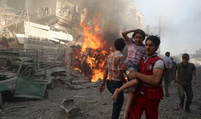 Equipos de emergencias rescatan a civiles tras un bombardeo en las afueras de Damasco.