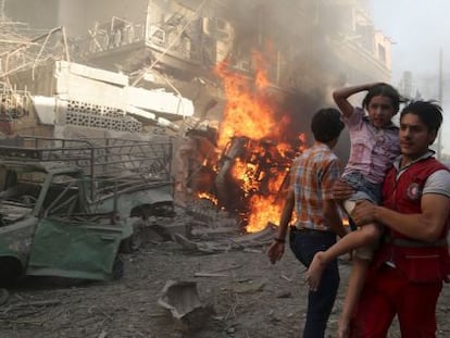 Equips d'emergències rescaten civils després d'un bombardeig als afores de Damasc.