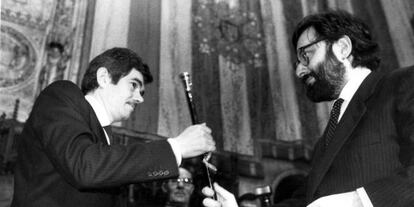 El alcalde saliente de Barcelona, Narcis Serra, entrega la vara de mando a Pasqual Maragall, en 1982.